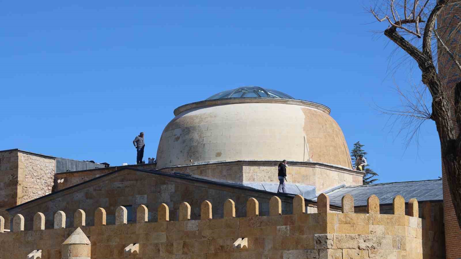 tarihi cacabey medresesinde su sizintisina mudahale edildi 0 tJrAIbi4