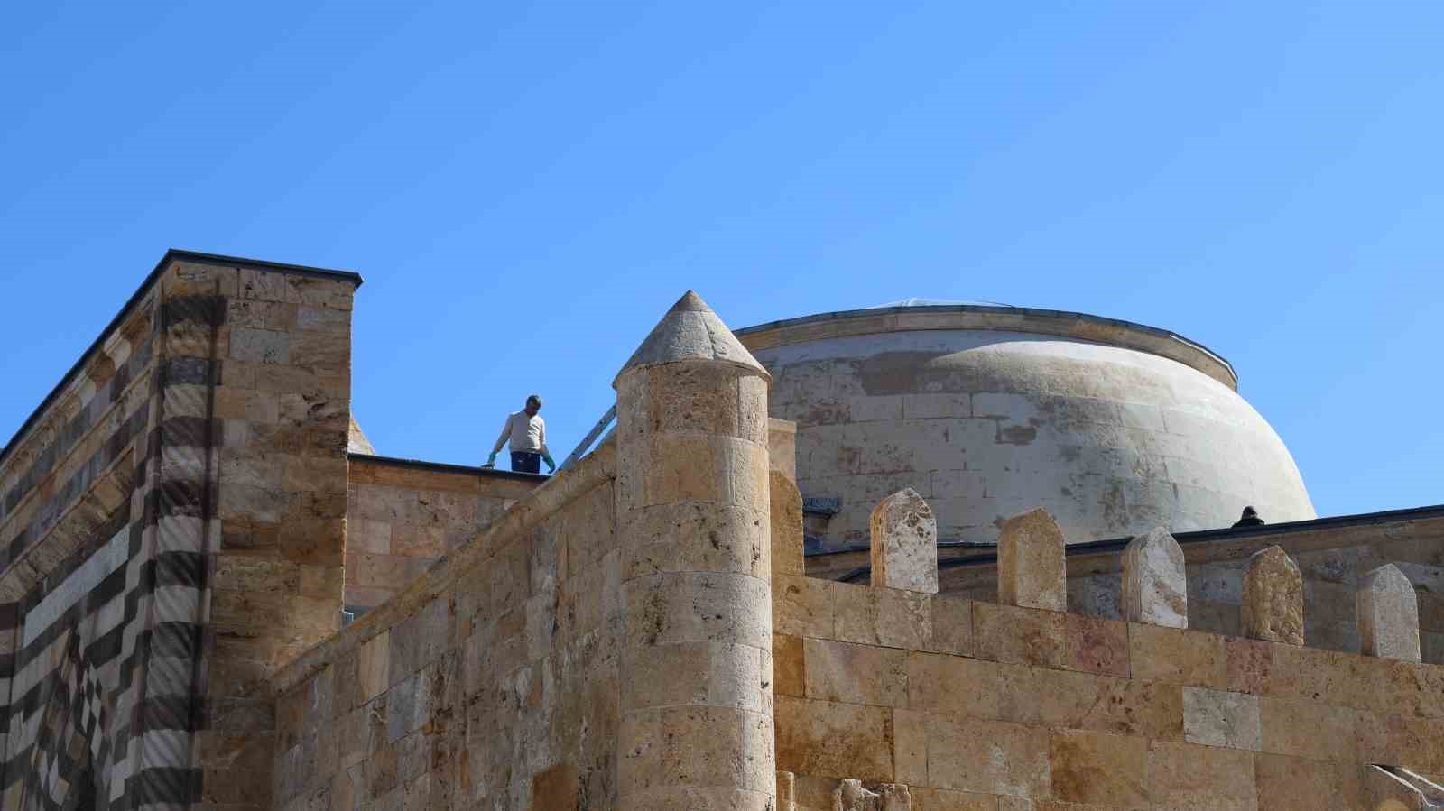 tarihi cacabey medresesinde su sizintisina mudahale edildi 2