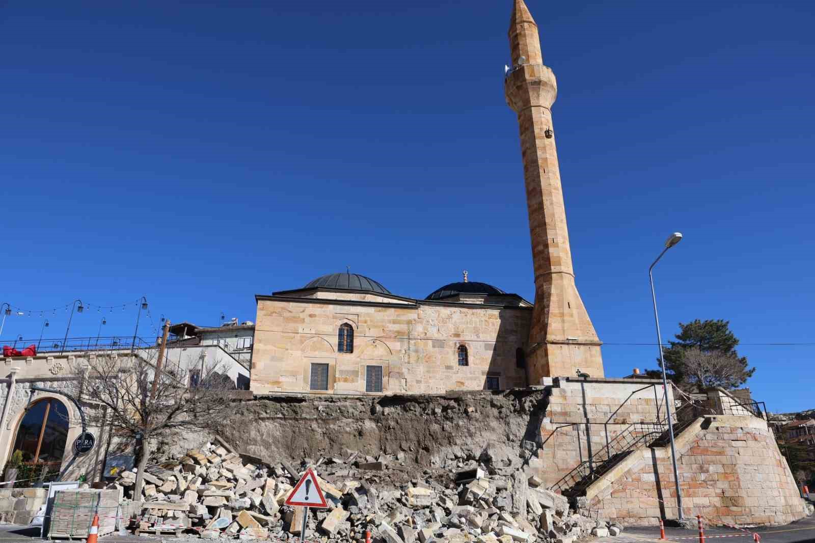 tarihi caminin istinat duvari coktu o anlar kameralara yansidi 0 6GbnMt4d