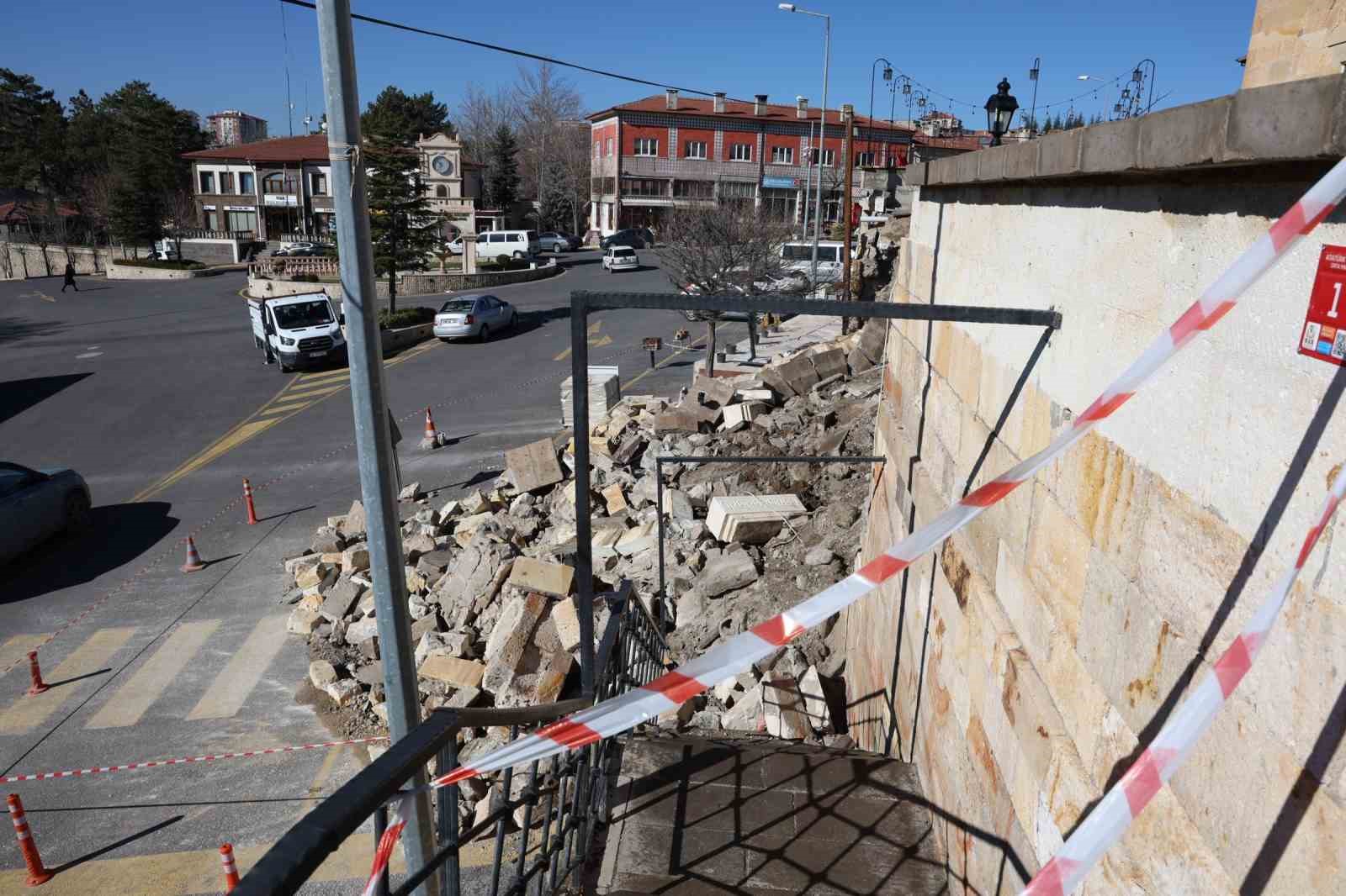 tarihi caminin istinat duvari coktu o anlar kameralara yansidi 2 IYXTOLAD