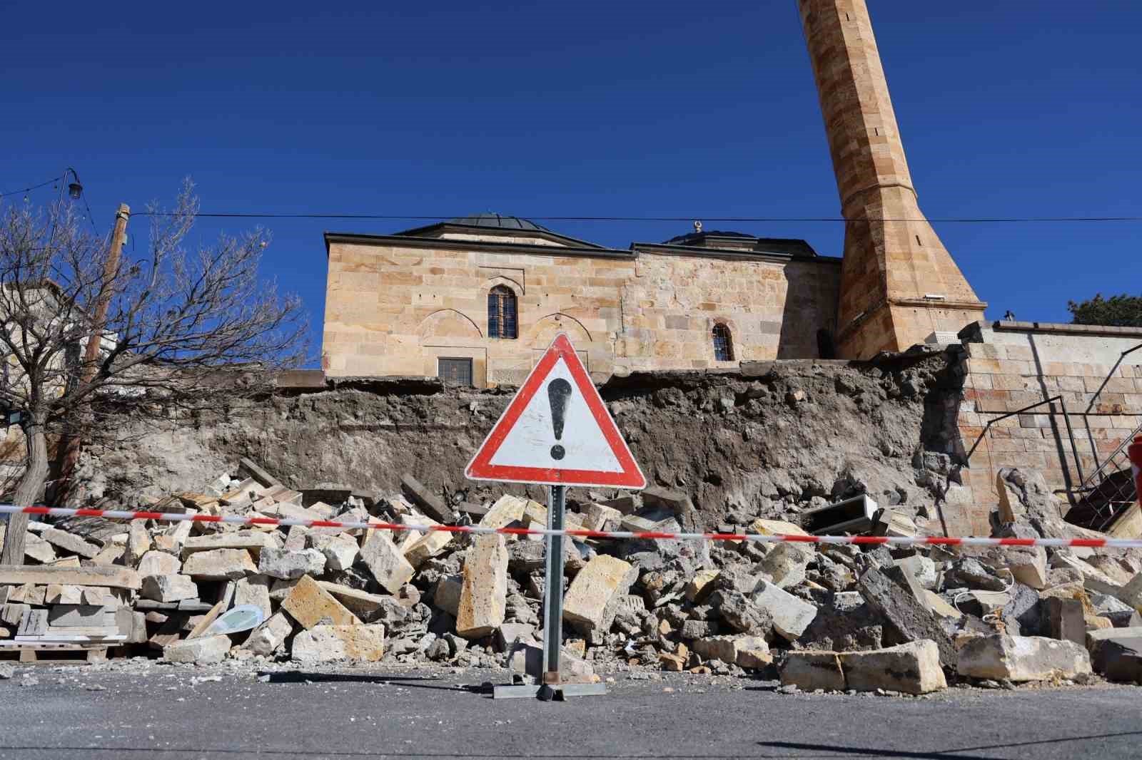 tarihi caminin istinat duvari coktu o anlar kameralara yansidi 3 RSJ5GbZB