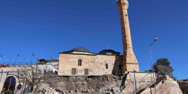 tarihi-caminin-istinat-duvari-coktu-o-anlar-kameralara-yansidi-lWWBWwNx.jpg