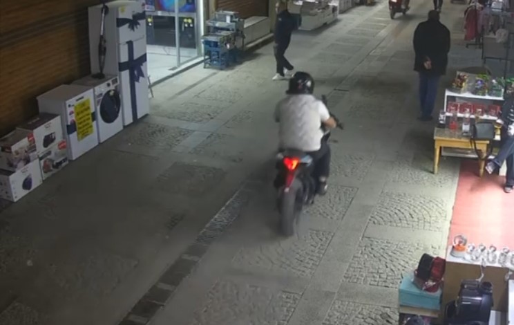 Tarihi çarşıda motosiklet kazası: Yayaya çarpıp kaçtı 4 tarihi carsida motosiklet kazasi yayaya carpip kacti 0