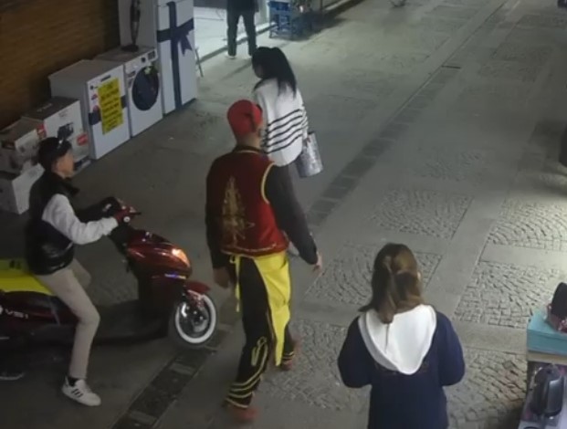 Tarihi çarşıda motosiklet kazası: Yayaya çarpıp kaçtı 6 tarihi carsida motosiklet kazasi yayaya carpip kacti 2 Rr6Wu9eD