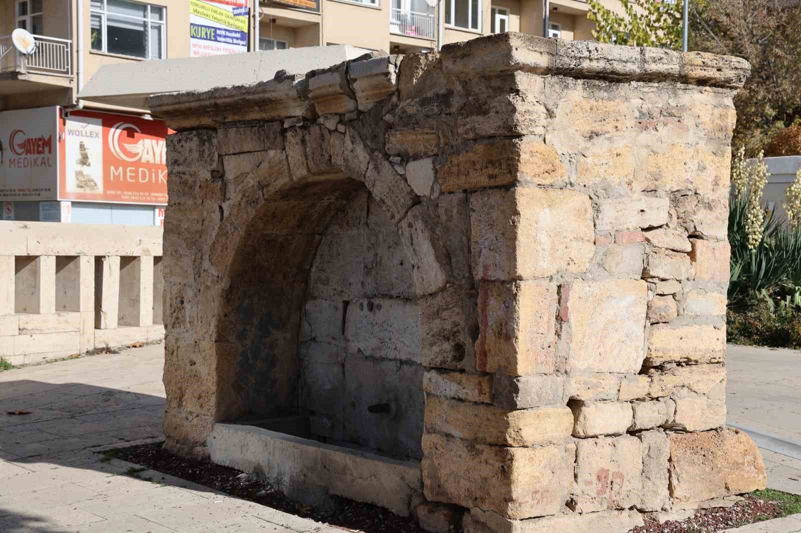 tarihi cesme icin vatandastan tek kisilik eylem 2 dqd4keLz
