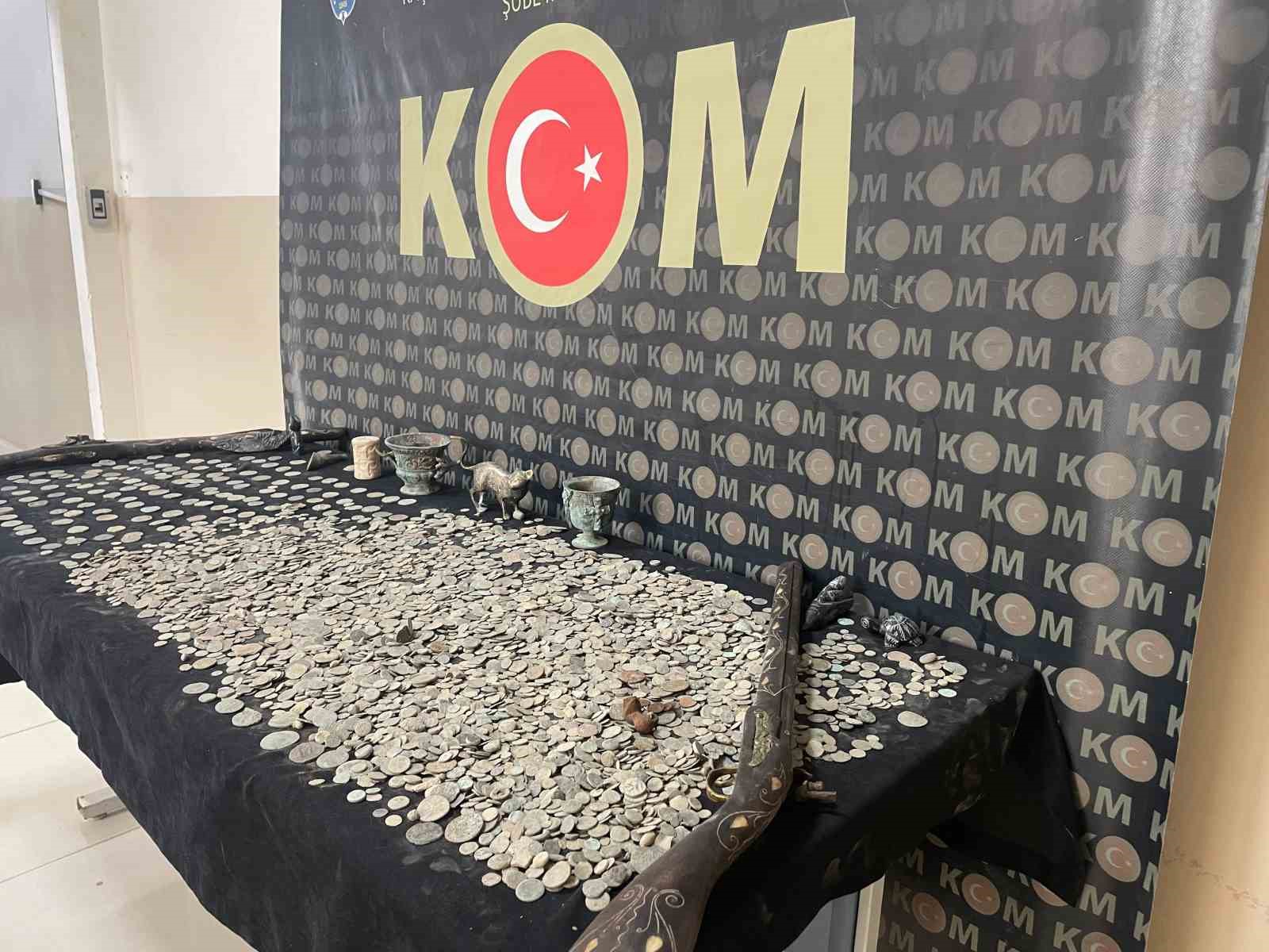 tarihi eser kacakcilarina operasyon binlerce sikke ve onlarca eser ele gecirildi 0 r7YwPkYp