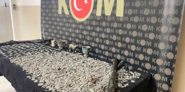 tarihi-eser-kacakcilarina-operasyon-binlerce-sikke-ve-onlarca-eser-ele-gecirildi-OlWO9ZJy.jpg