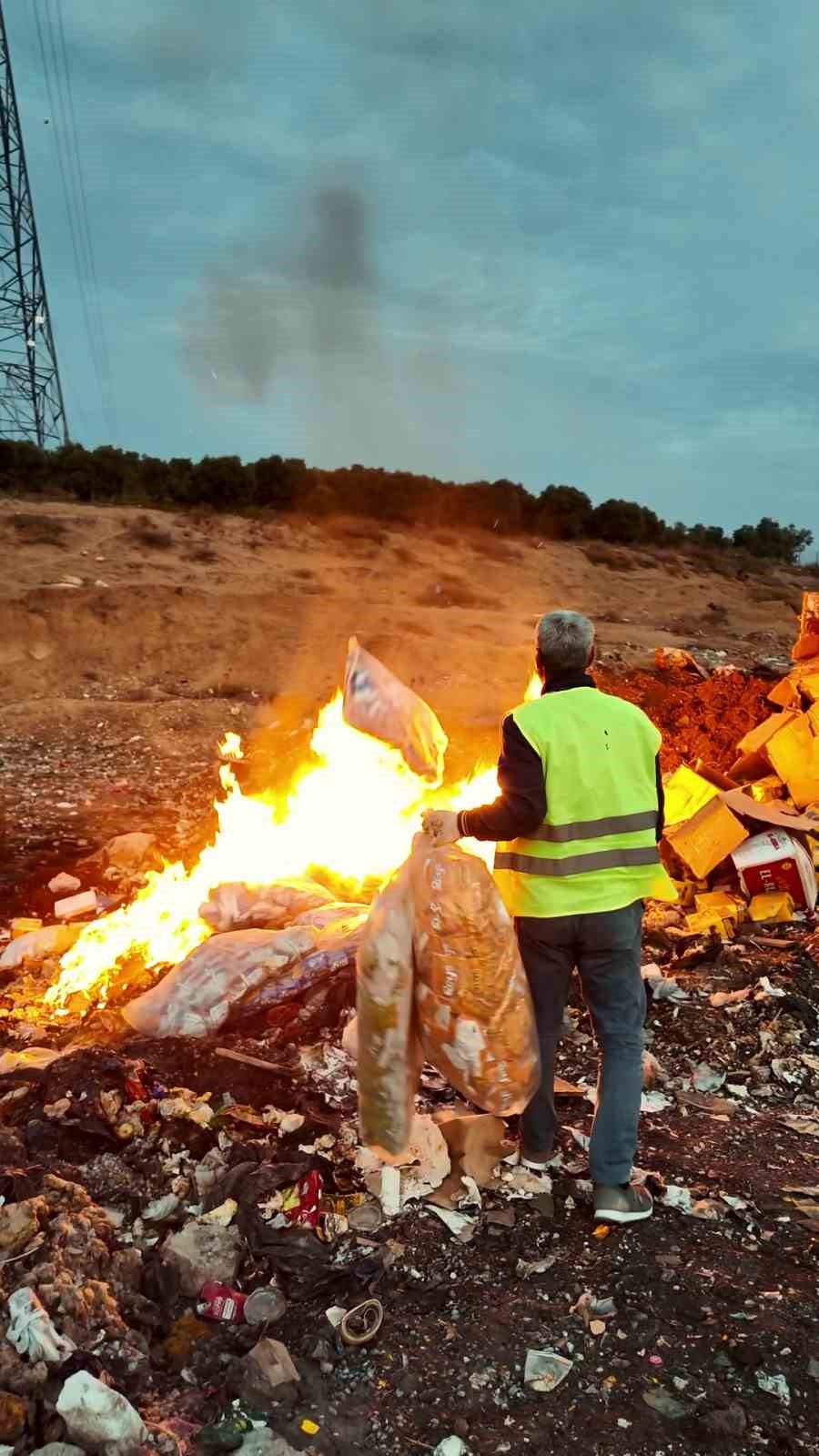 Tarihi geçmiş ürünlerle çocukları zehirleyeceklerdi: 2 ton cips, şekerleme ve çikolata imha edildi 4 tarihi gecmis urunlerle cocuklari zehirleyeceklerdi 2 ton cips sekerleme ve cikolata imha edildi 0 QHjT8WNn
