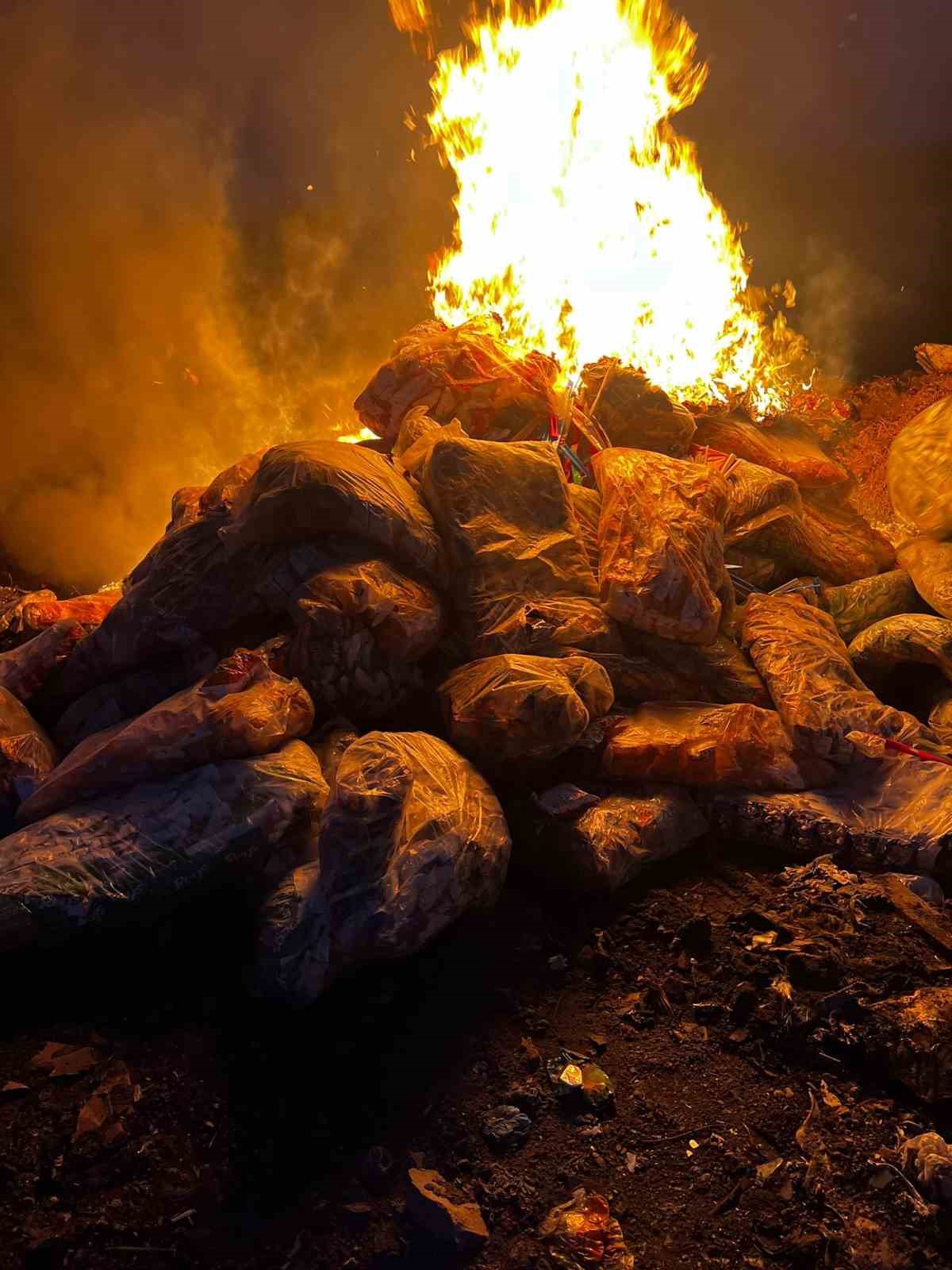 Tarihi geçmiş ürünlerle çocukları zehirleyeceklerdi: 2 ton cips, şekerleme ve çikolata imha edildi 5 tarihi gecmis urunlerle cocuklari zehirleyeceklerdi 2 ton cips sekerleme ve cikolata imha edildi 1 EaMUa5kc