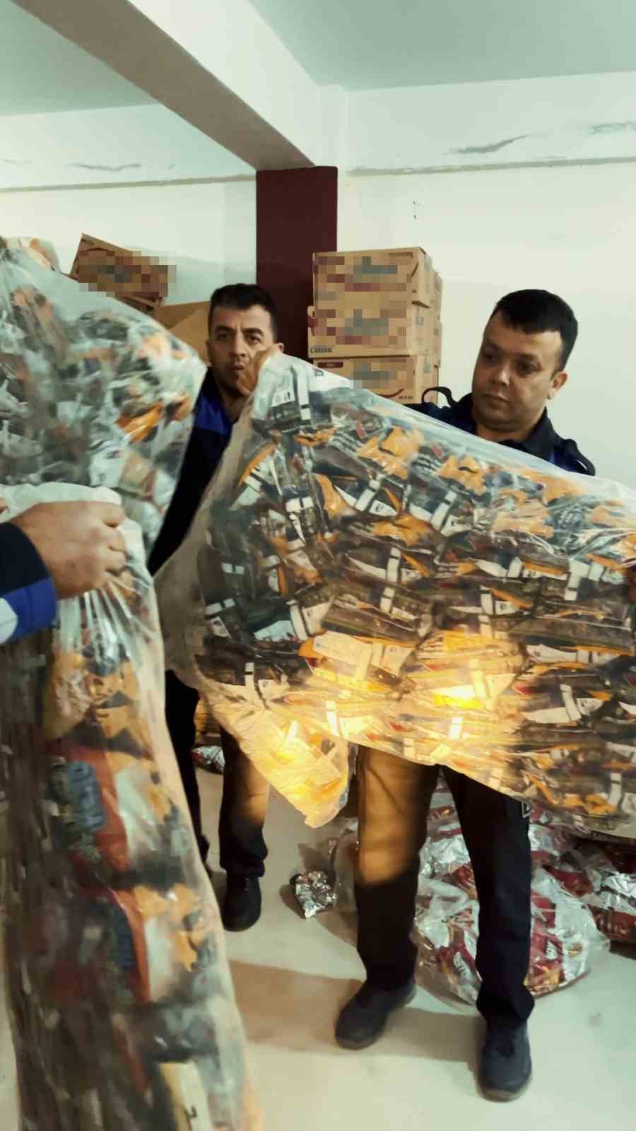 Tarihi geçmiş ürünlerle çocukları zehirleyeceklerdi: 2 ton cips, şekerleme ve çikolata imha edildi 7 tarihi gecmis urunlerle cocuklari zehirleyeceklerdi 2 ton cips sekerleme ve cikolata imha edildi 3