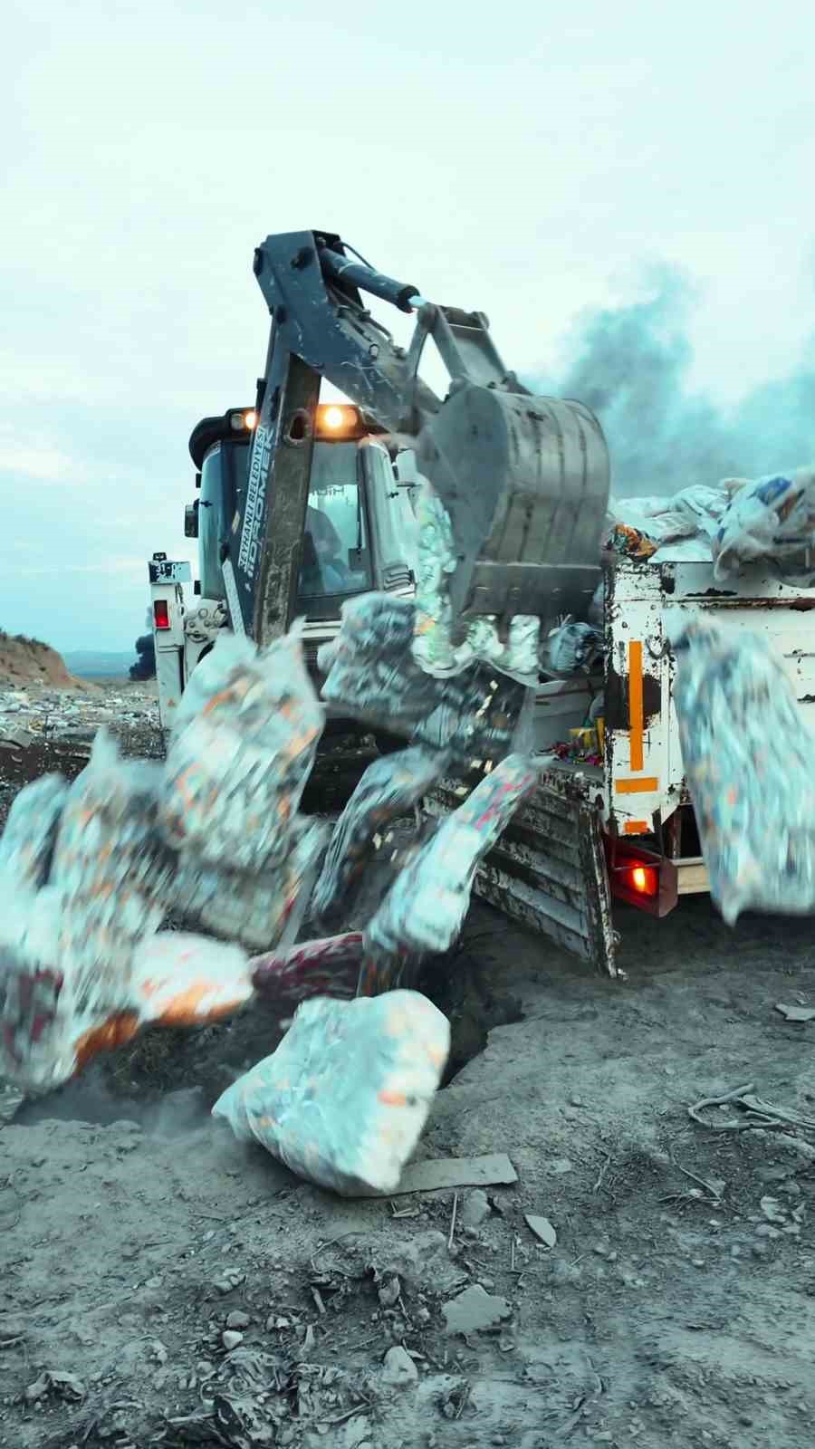 Tarihi geçmiş ürünlerle çocukları zehirleyeceklerdi: 2 ton cips, şekerleme ve çikolata imha edildi 8 tarihi gecmis urunlerle cocuklari zehirleyeceklerdi 2 ton cips sekerleme ve cikolata imha edildi 4 aY2I31GB