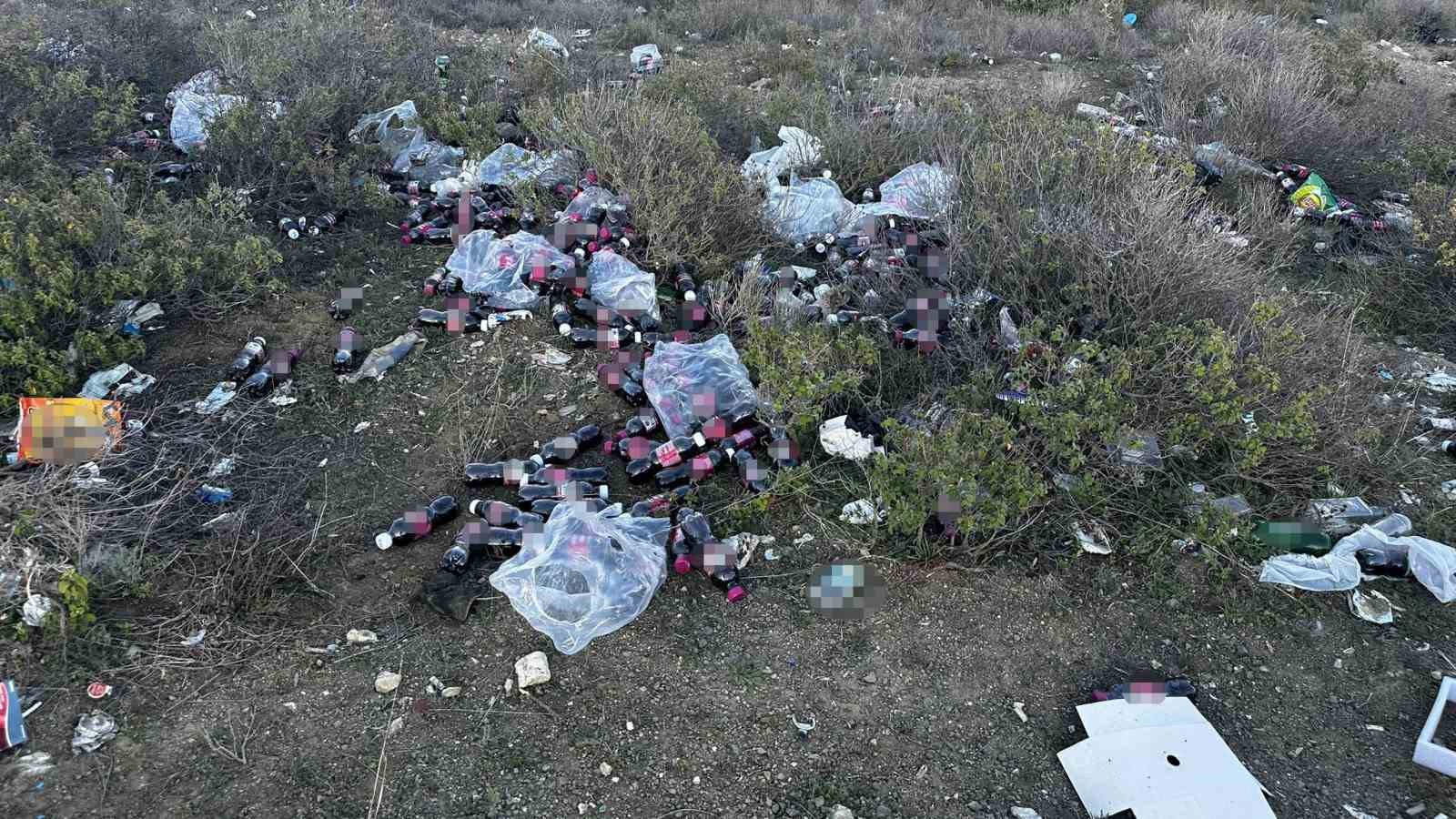 tarihi gecmis yuzlerce salgam suyu sisesini ormanlik alana attilar 0 lkzq7rf1