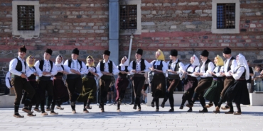 tarihi-hanlar-bolgesinde-renkli-halk-danslari-gosterisi