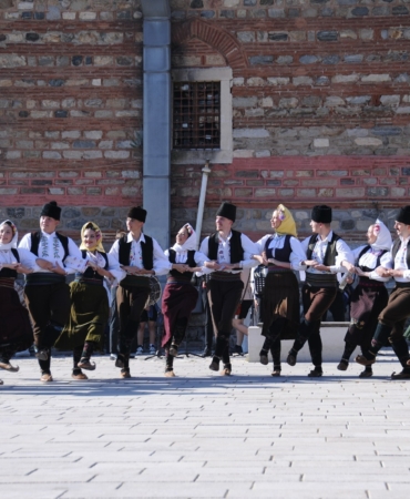 tarihi-hanlar-bolgesinde-renkli-halk-danslari-gosterisi