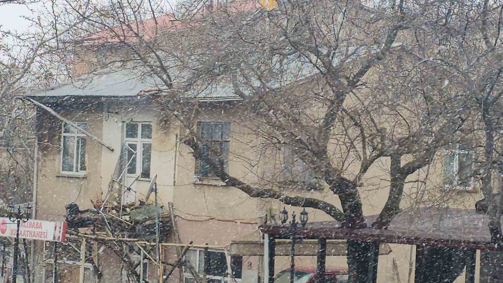 tarihi harputta nisanda kar surprizi 0 Fs629Cnw