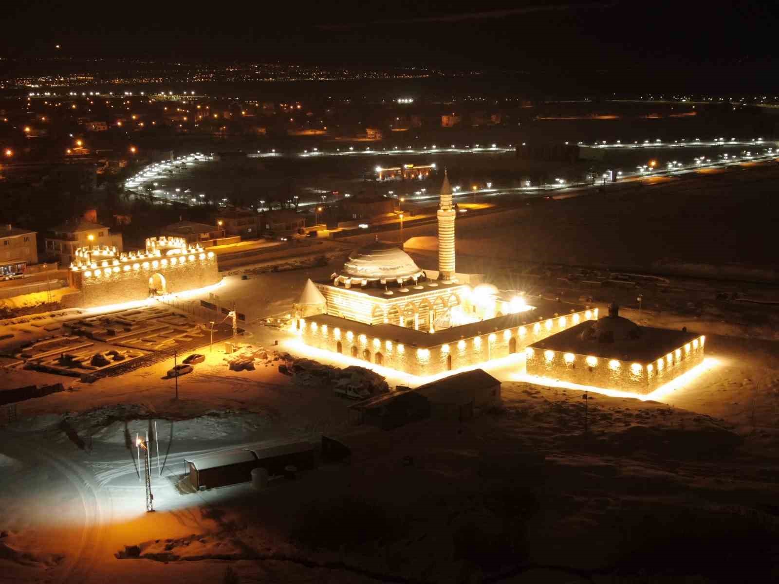 tarihi husrev pasa camiinde gece isiltisi tarih ve sanat bulustu 1 CLLSWjtd