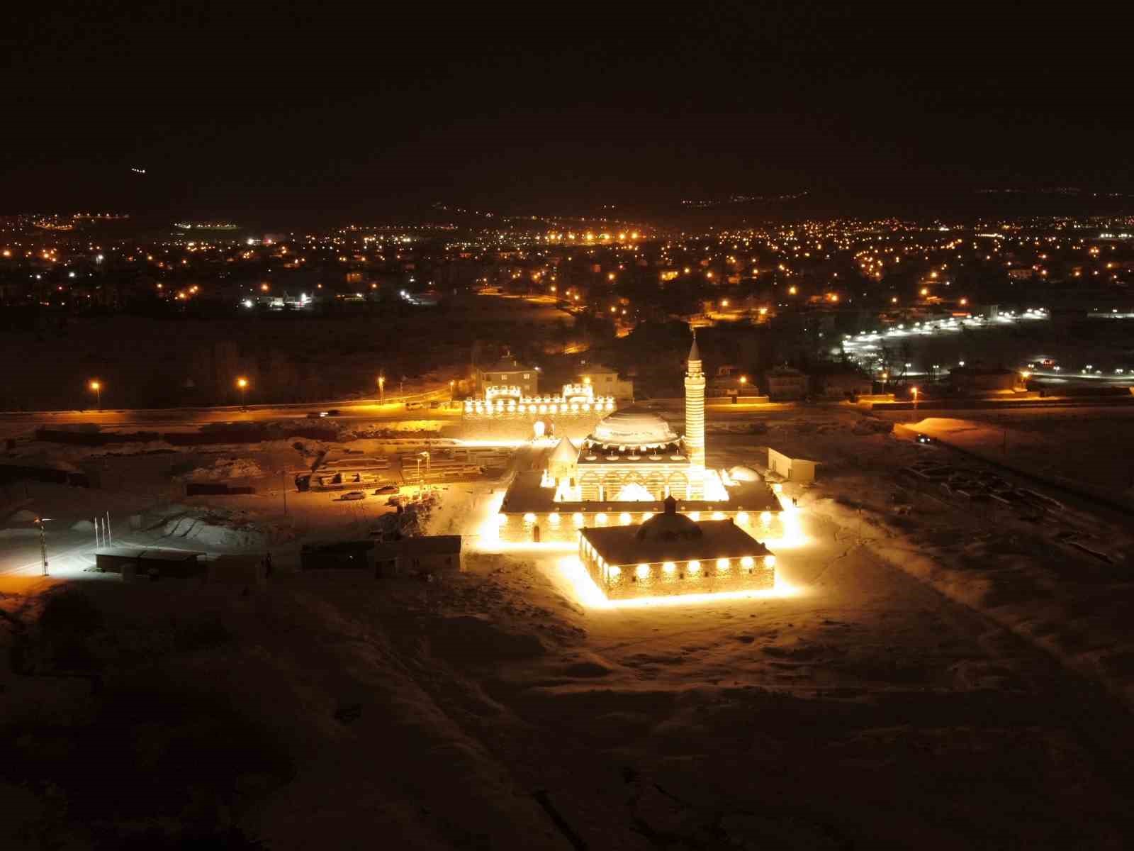 tarihi husrev pasa camiinde gece isiltisi tarih ve sanat bulustu 3 E8eMGBpJ