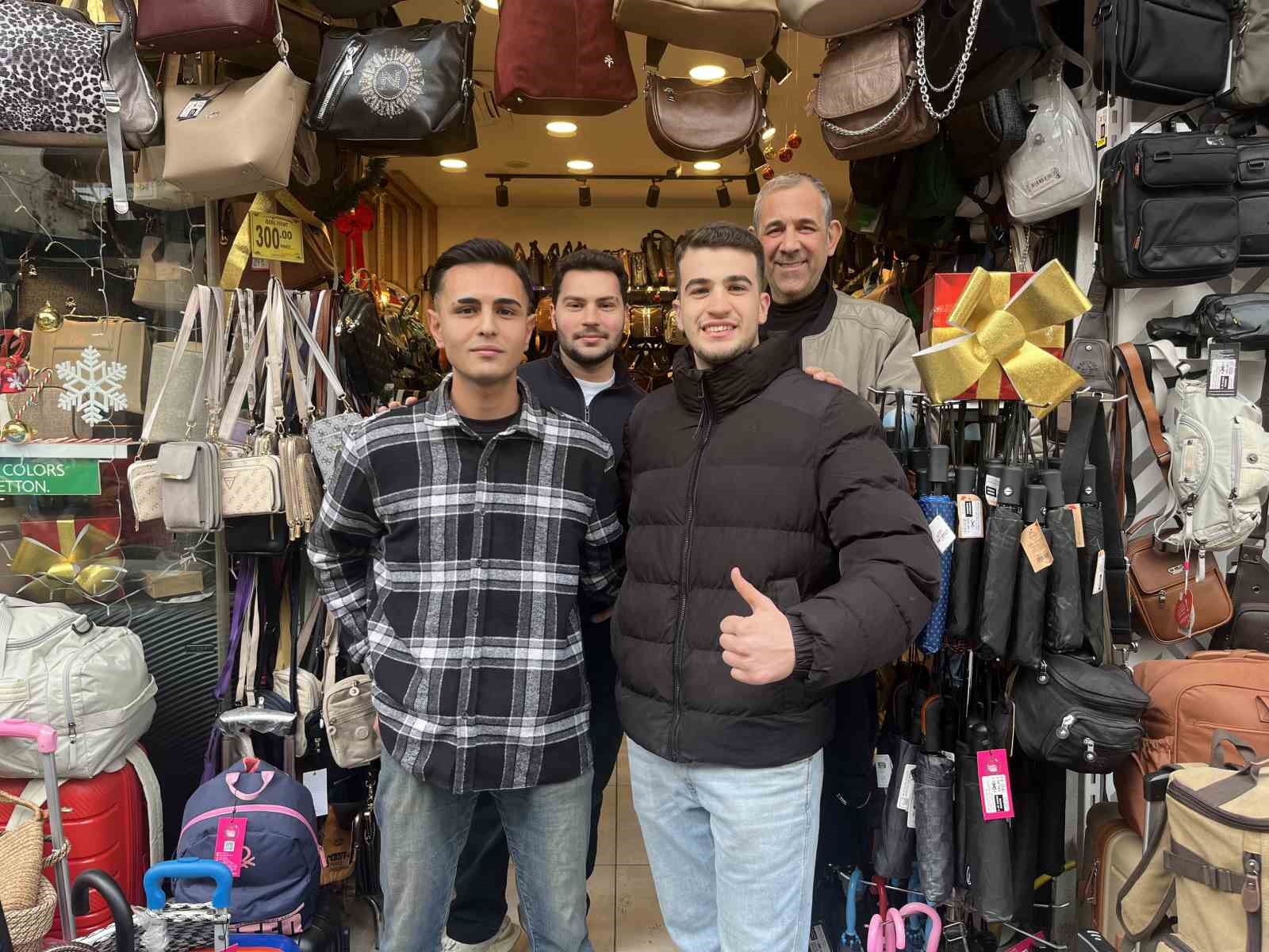 tarihi kemeralti carsisinda yilbasi yogunlugu 2 cC2SAzKE