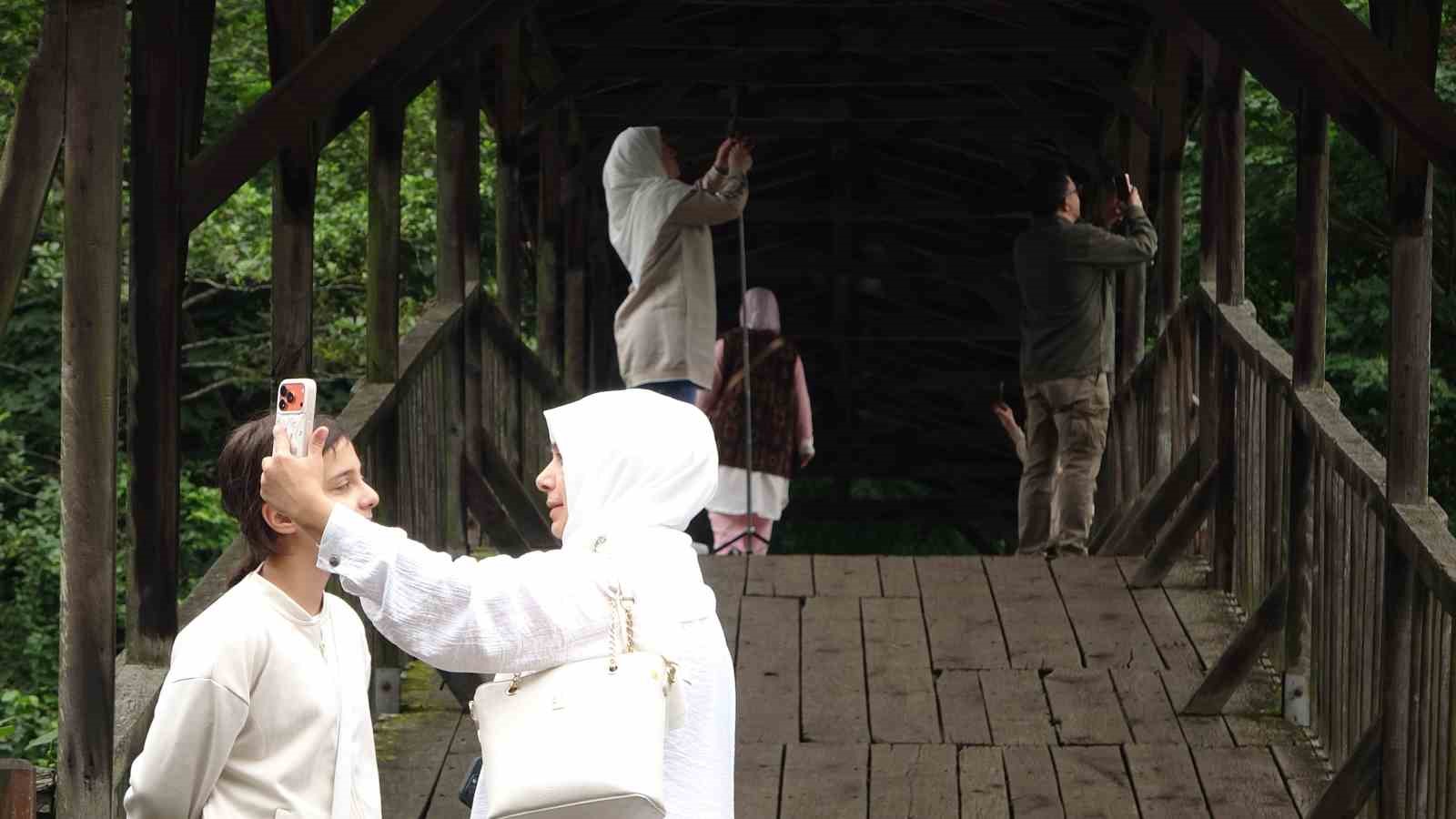 Tarihi Kiremitli Köprü turistlerin gözdesi oldu 6 tarihi kiremitli kopru turistlerin gozdesi oldu 2 cwQDIunH