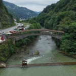 tarihi-kiremitli-kopru-turistlerin-gozdesi-oldu-RhX9Z6Lg.jpg
