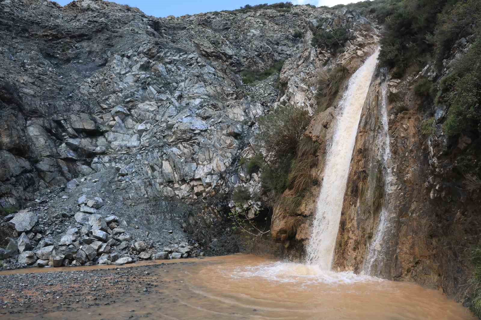 tarihi kuraklikla yok olan selale asiri yagislarla yeniden hayat buldu 2 ZWW2iP2h