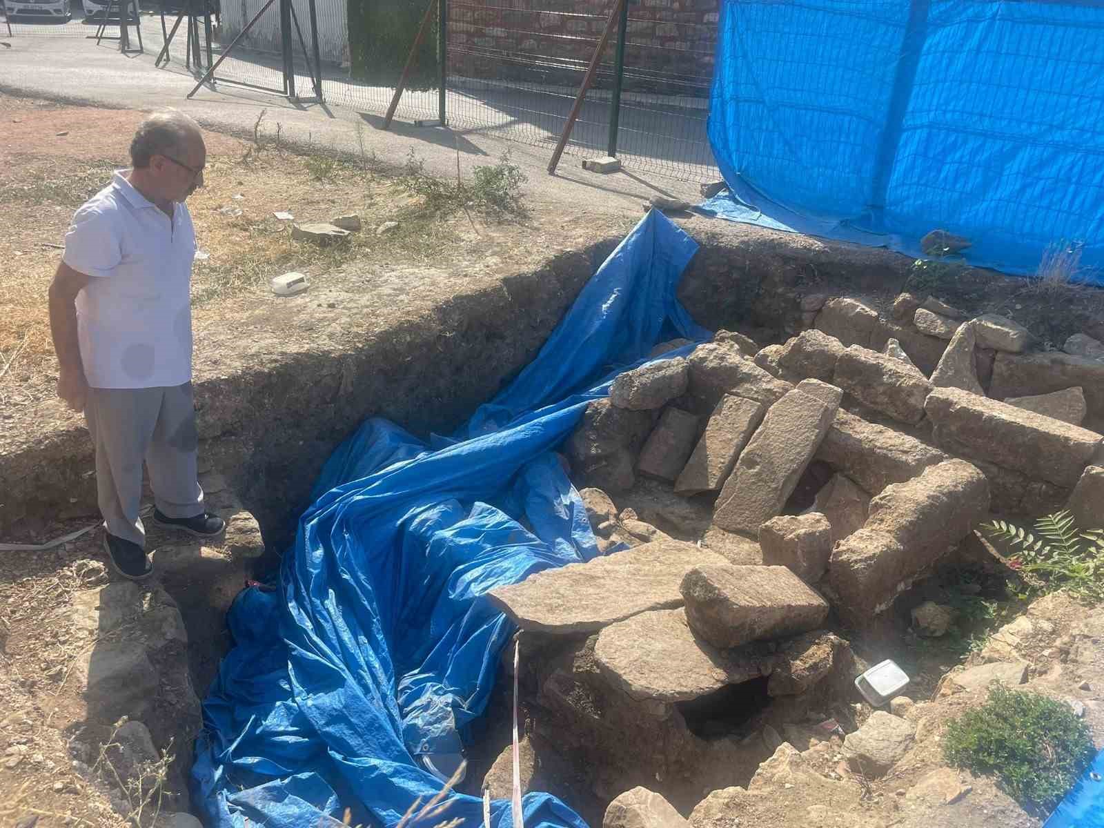 tarihi mezarin uzeri cakil taslariyla kapatilip otopark gorunumu verildi 0 8XIyS7UW