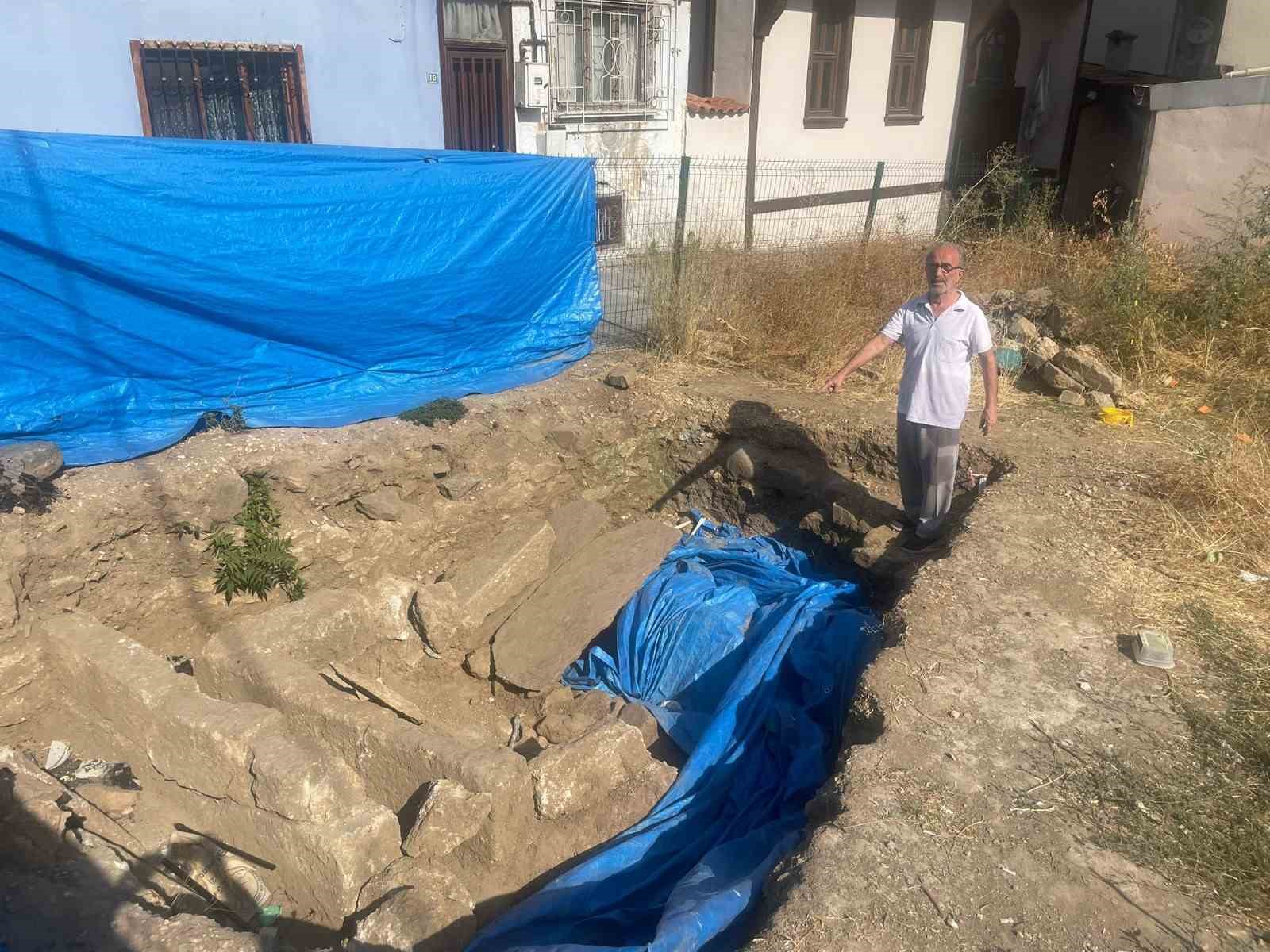 tarihi mezarin uzeri cakil taslariyla kapatilip otopark gorunumu verildi 2 hbGPQM7g