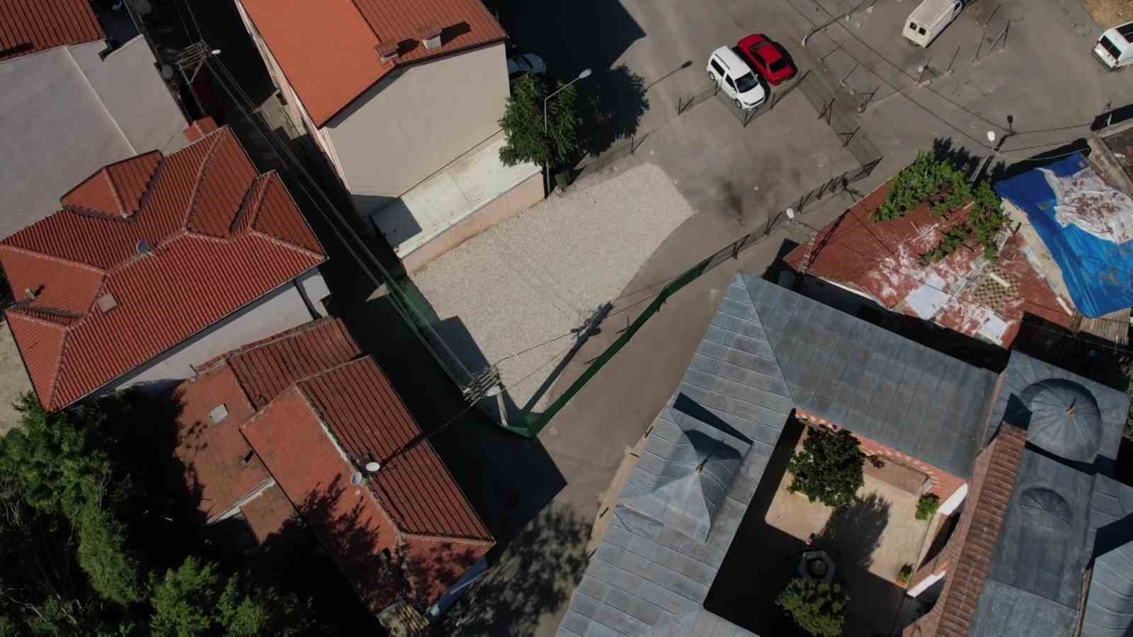 tarihi mezarin uzeri cakil taslariyla kapatilip otopark gorunumu verildi 3 smF6GeKr