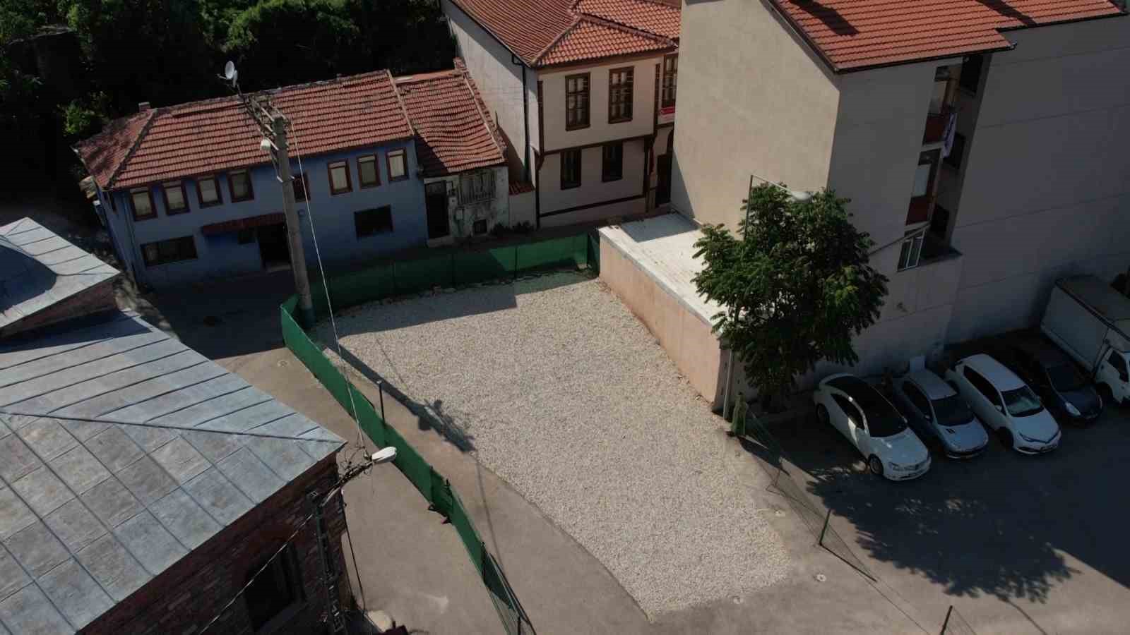 tarihi mezarin uzeri cakil taslariyla kapatilip otopark gorunumu verildi 4 ywwMq15D