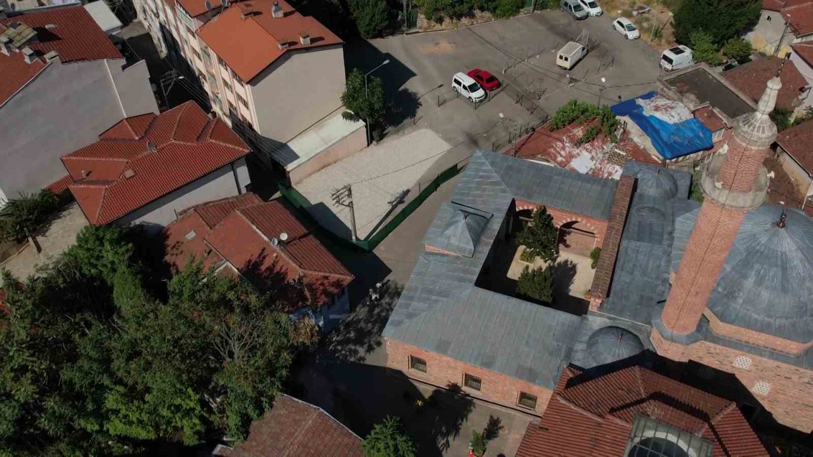 tarihi mezarin uzeri cakil taslariyla kapatilip otopark gorunumu verildi 5 jNeDRC6Y