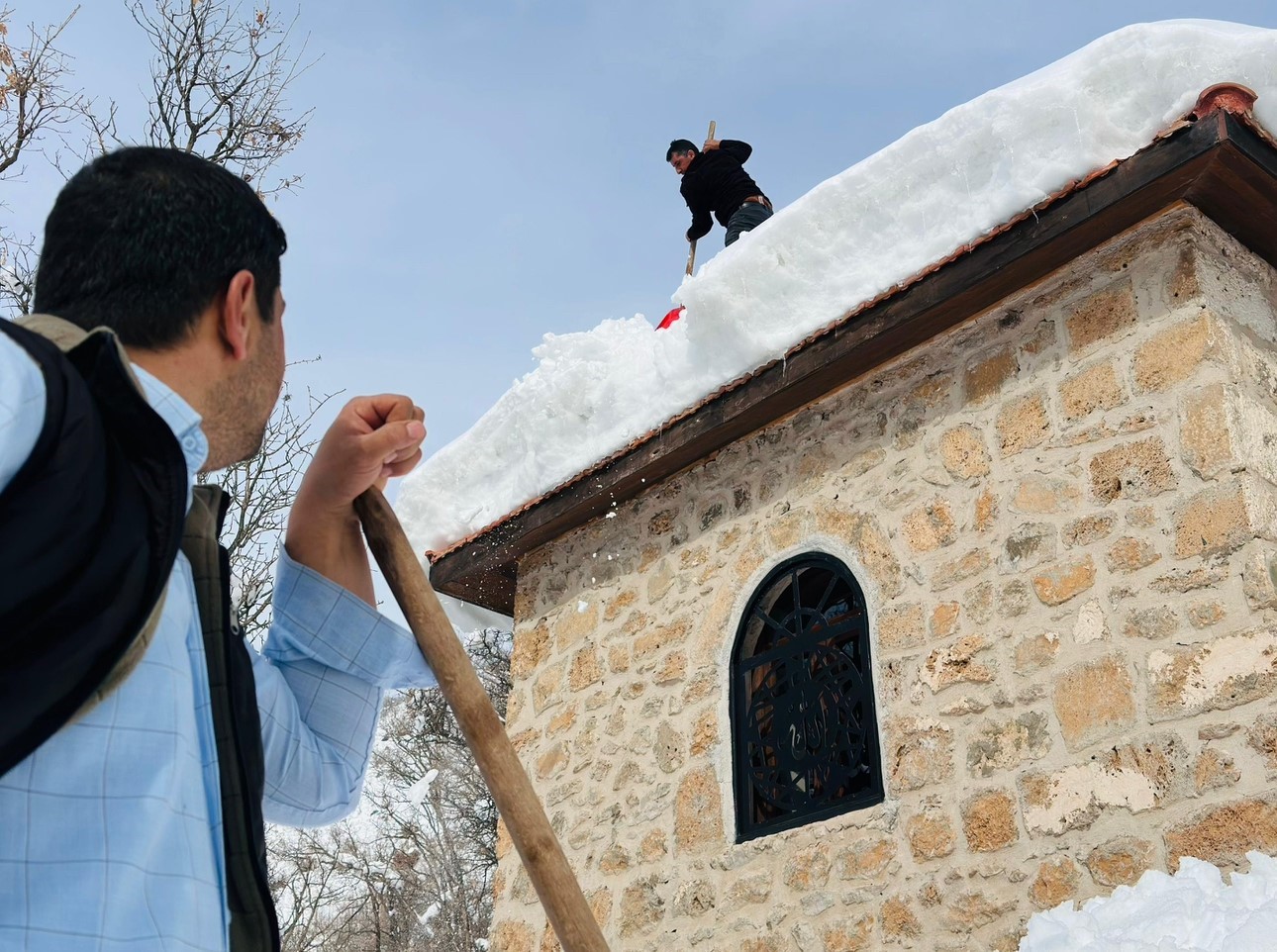 tarihi miras onlara emanet muhtar ve imamdan ornek kar mesaisi 0