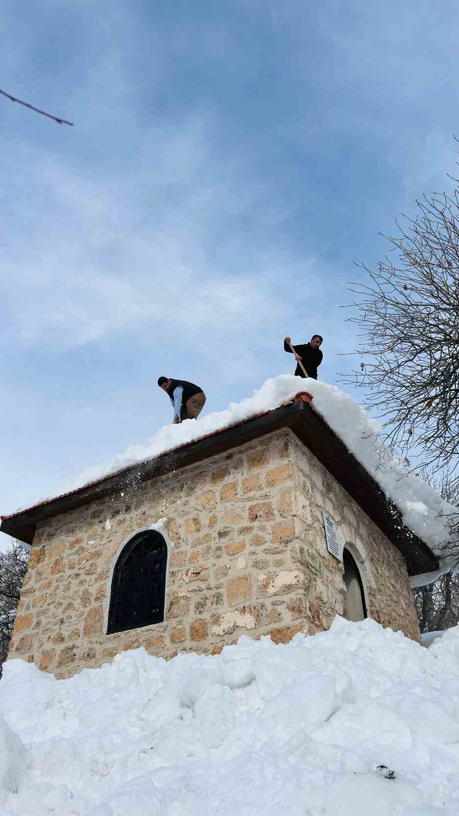 tarihi miras onlara emanet muhtar ve imamdan ornek kar mesaisi 11 3OeHuiKq