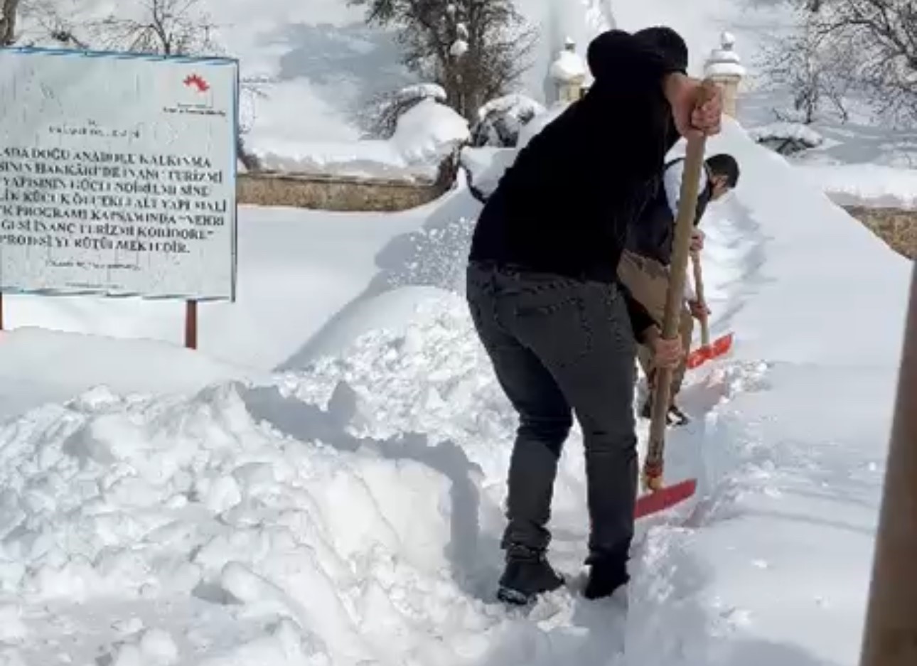 tarihi miras onlara emanet muhtar ve imamdan ornek kar mesaisi 7 R8VeQ5YH