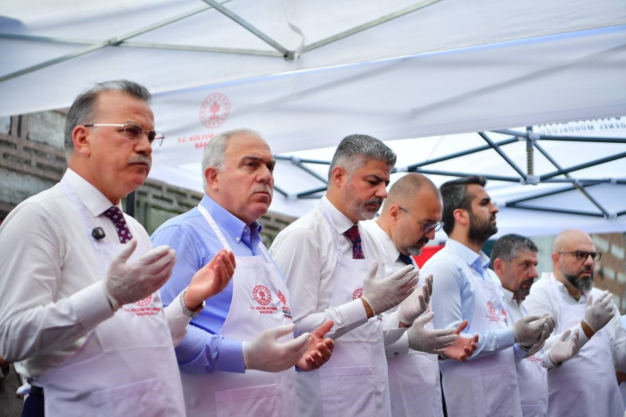 tarihi misir carsisinda 20 bin kisilik asure ikrami 2 hTV1YzcM