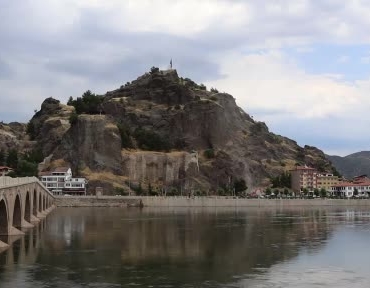 tarihi-osmancik-kalesi-cevresinde-98-riskli-bina-yikiliyor-bolge-park-ve-sosyal-yasam-alani-qWYNnHSW.jpg