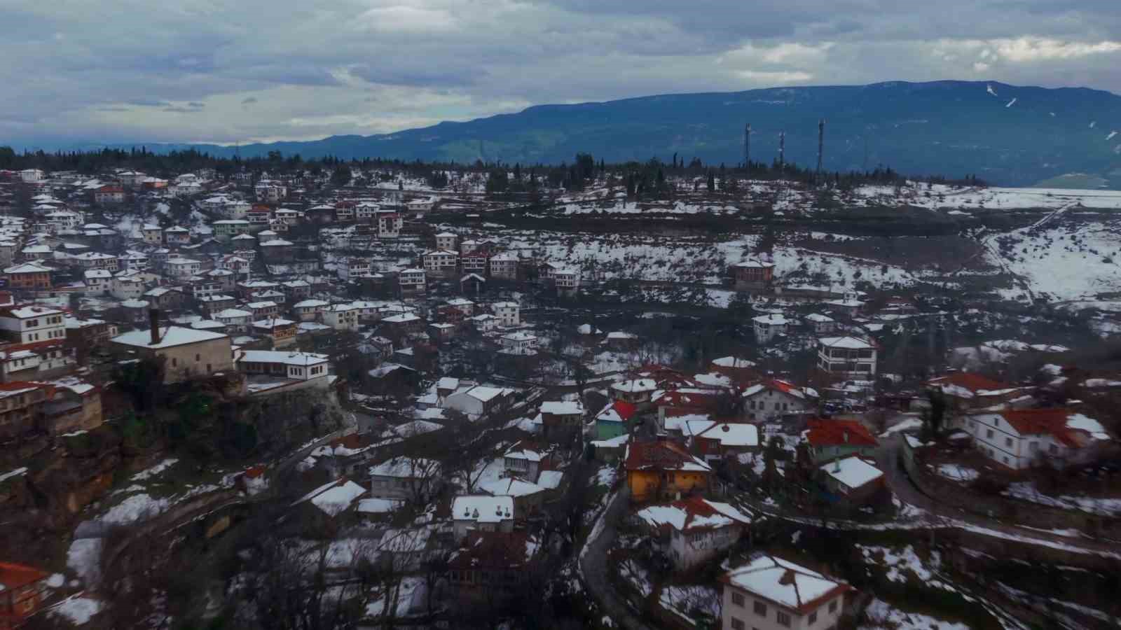 tarihi safranbolu evlerinde masalsi kis manzarasi 1 1vNONbZv