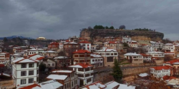 tarihi-safranbolu-evlerinde-masalsi-kis-manzarasi-17J41kxk.jpg