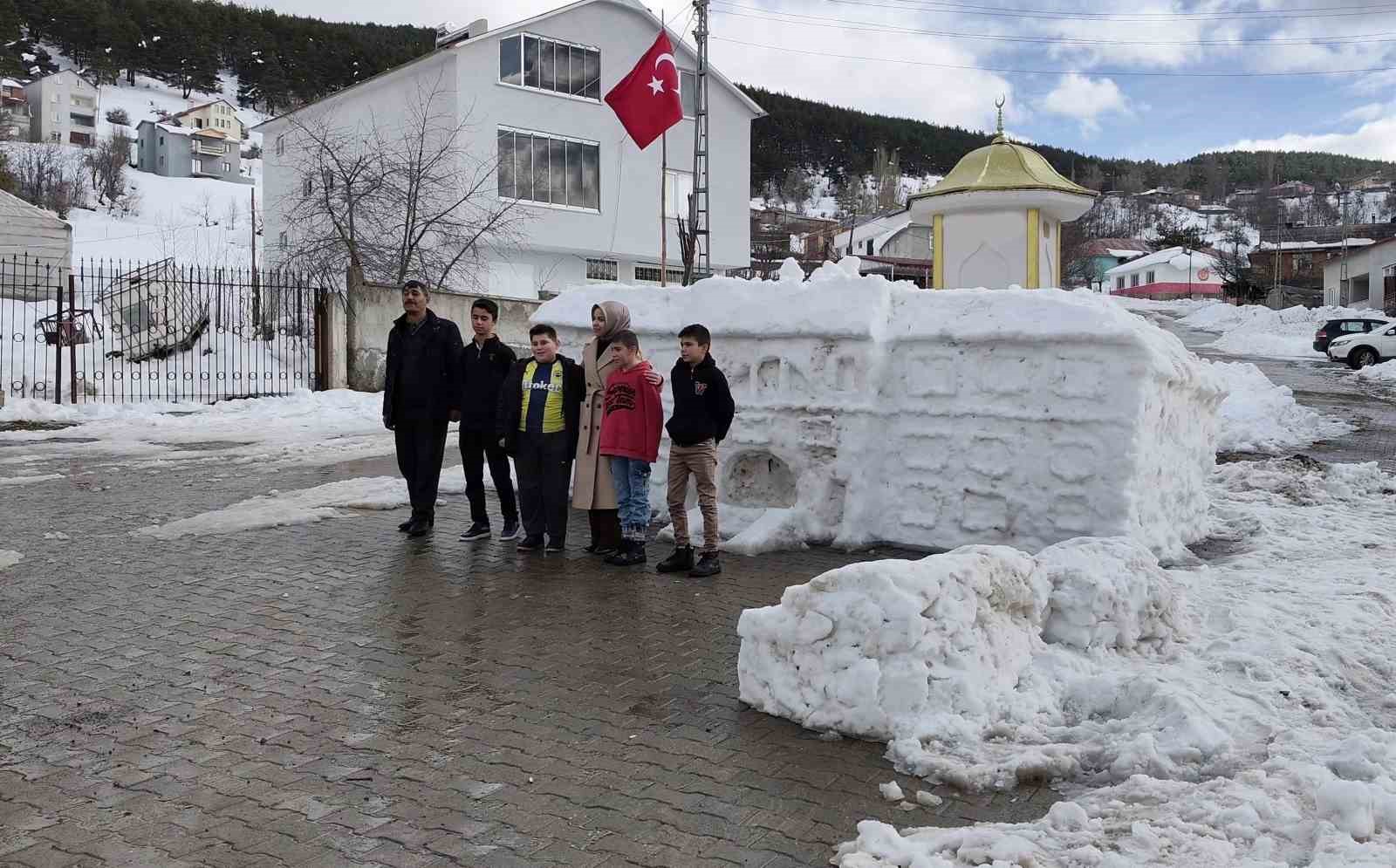 Tarihi Sivas Valiliği’nin kardan maketi ziyaretçilerini ağırlıyor 4 tarihi sivas valiliginin kardan maketi ziyaretcilerini agirliyor 0