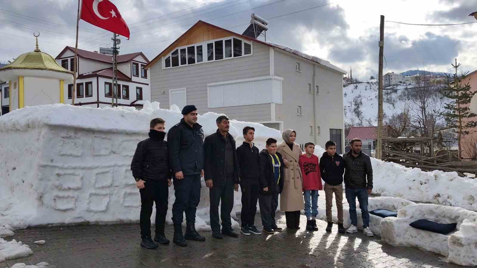 Tarihi Sivas Valiliği’nin kardan maketi ziyaretçilerini ağırlıyor 6 tarihi sivas valiliginin kardan maketi ziyaretcilerini agirliyor 2 R66GZkX1