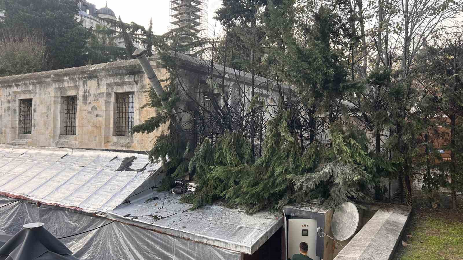 Tarihi Sultanahmet Camisinin altındaki çarşıda yangın çıktı 4 tarihi sultanahmet camisinin altindaki carsida yangin cikti 0 knaIUKBt