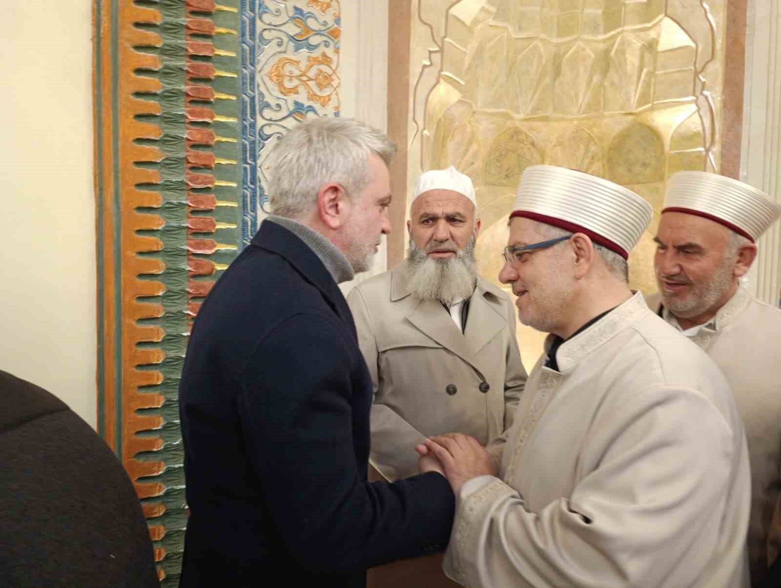 tarihi ulu camide deprem sonrasi ilk bayram namazi kilindi 0 gINf3KXL