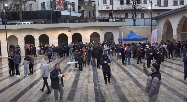 tarihi ulu camide deprem sonrasi ilk bayram namazi kilindi 1 qXqTlwt1
