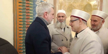 tarihi-ulu-camide-deprem-sonrasi-ilk-bayram-namazi-kilindi-Zl6CtuAK.jpg