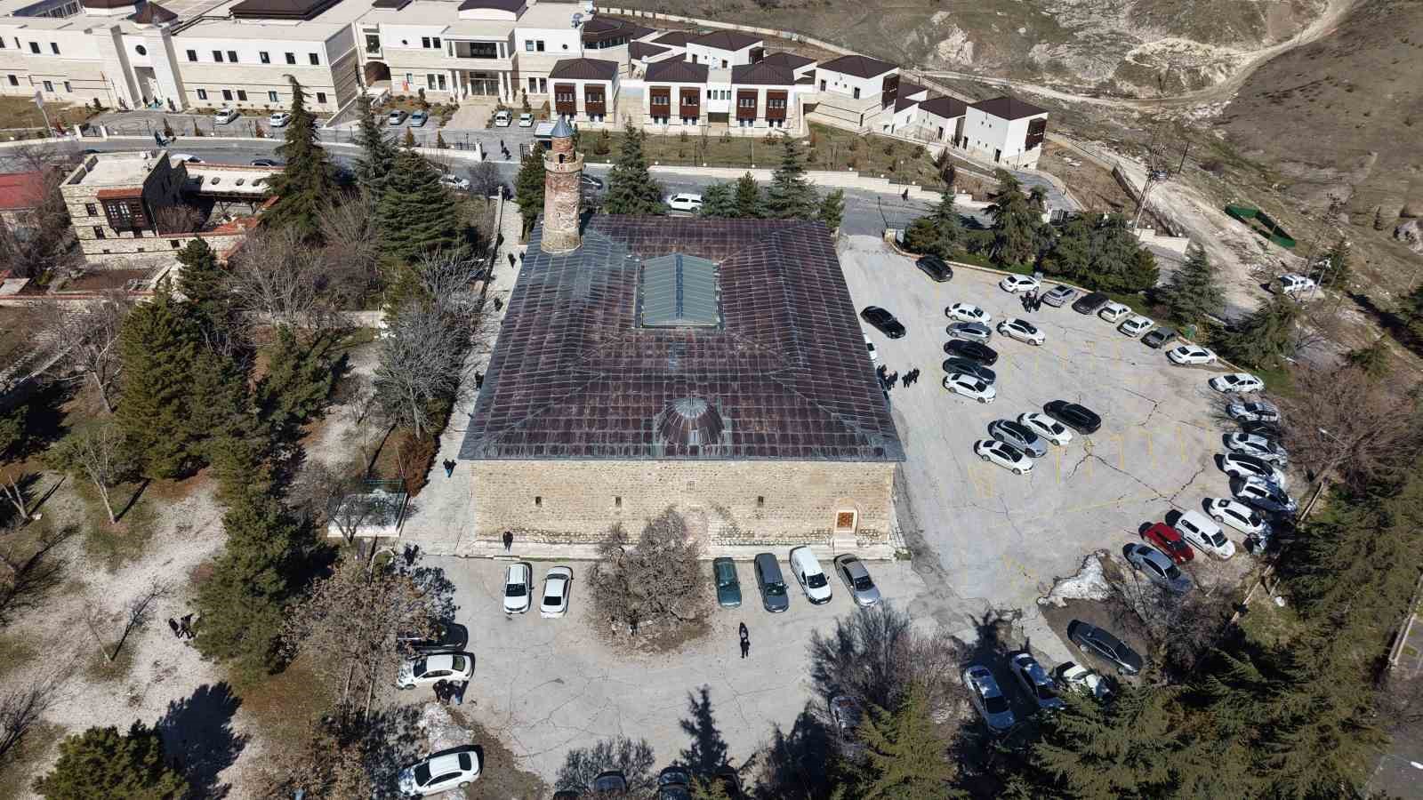tarihi ulu camide ramazan ayinin ilk cuma namazi eda edildi 0 SOSkIibi