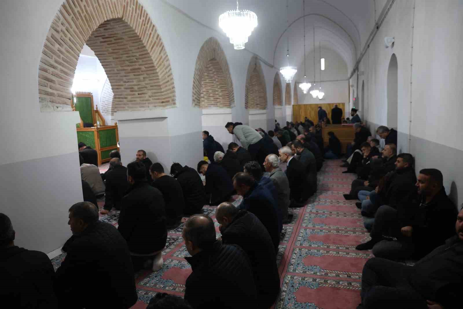 tarihi ulu camide ramazan ayinin ilk cuma namazi eda edildi 1 MsWWaNJy