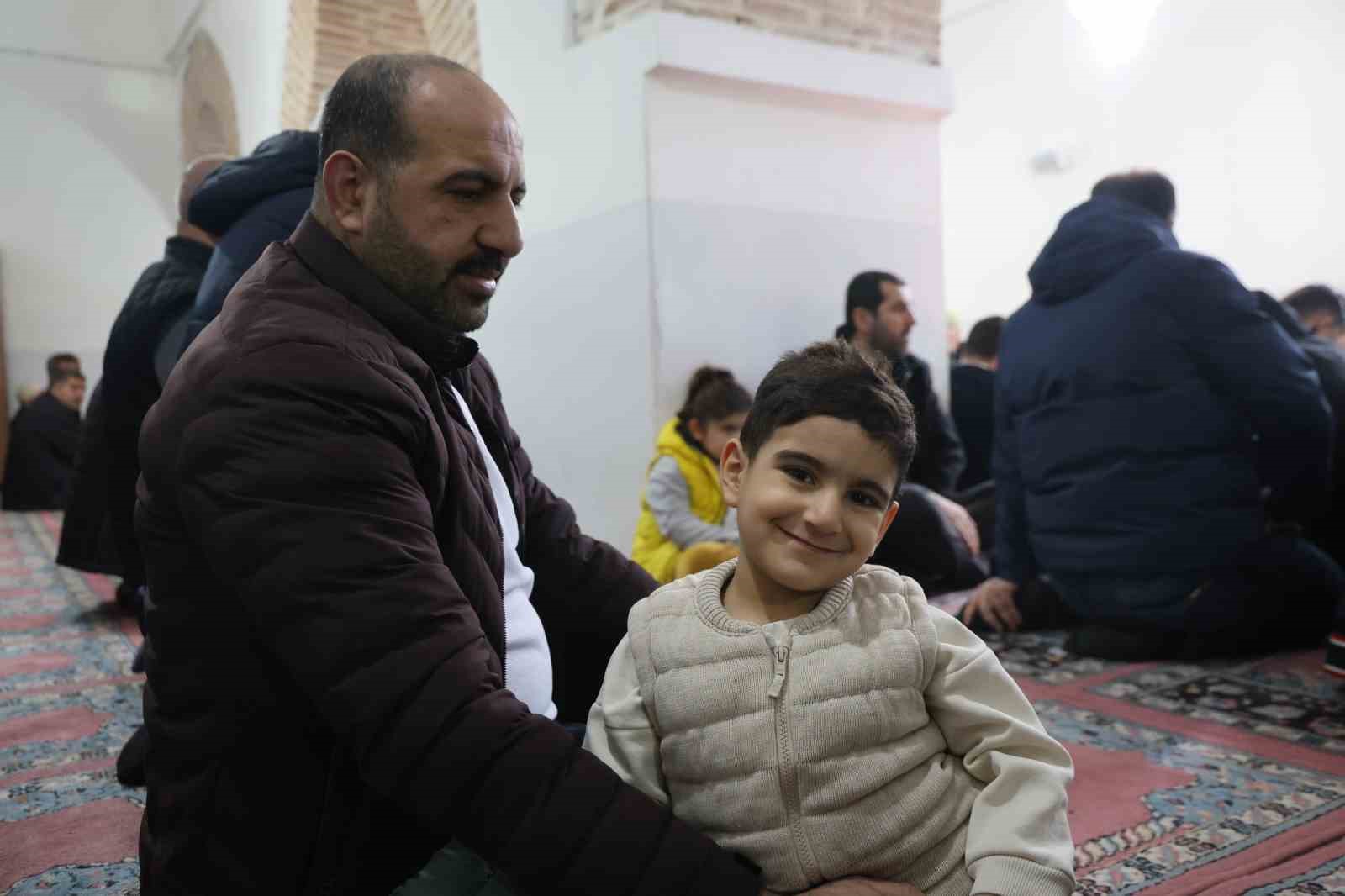 tarihi ulu camide ramazan ayinin ilk cuma namazi eda edildi 2