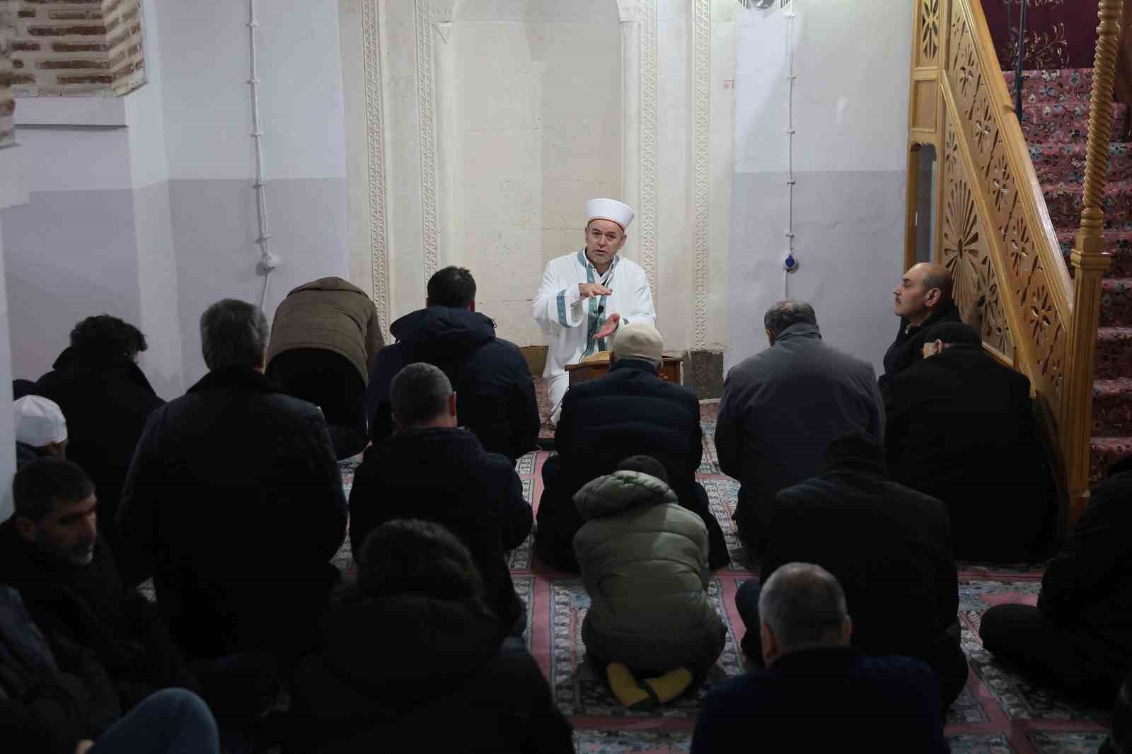 tarihi ulu camide ramazan ayinin ilk cuma namazi eda edildi 3 ZPtXTgWY