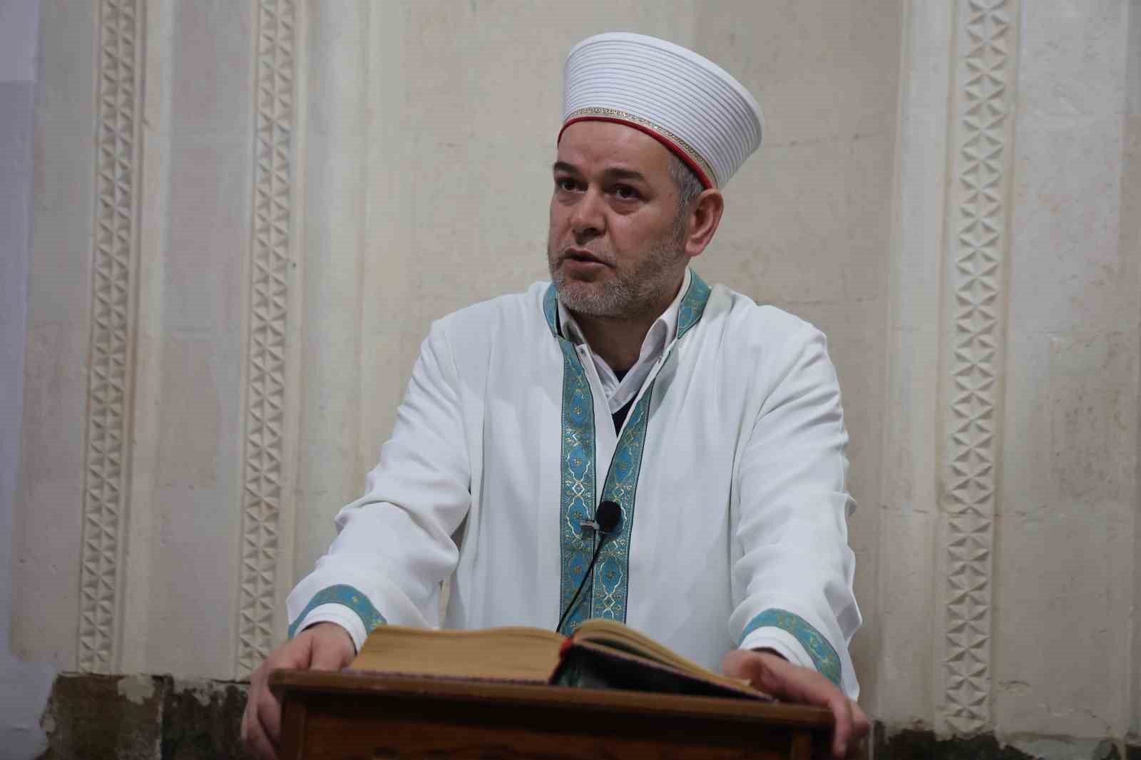 tarihi ulu camide ramazan ayinin ilk cuma namazi eda edildi 4 QRTl9EZR