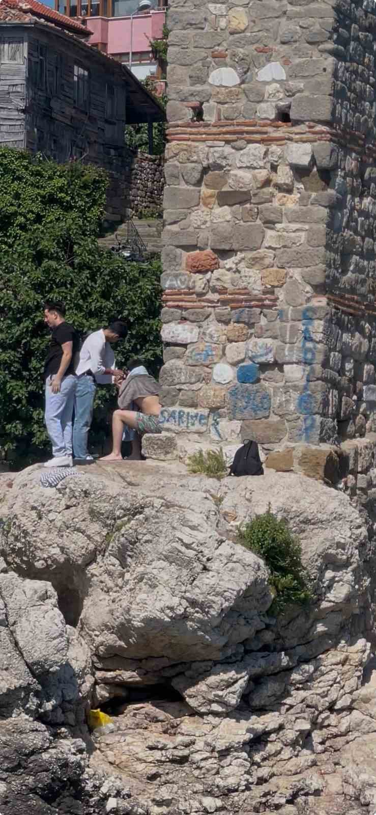 Tarihi yapıları sprey boyayla boyadılar 7 tarihi yapilari sprey boyayla boyadilar 3 mXbH54dt