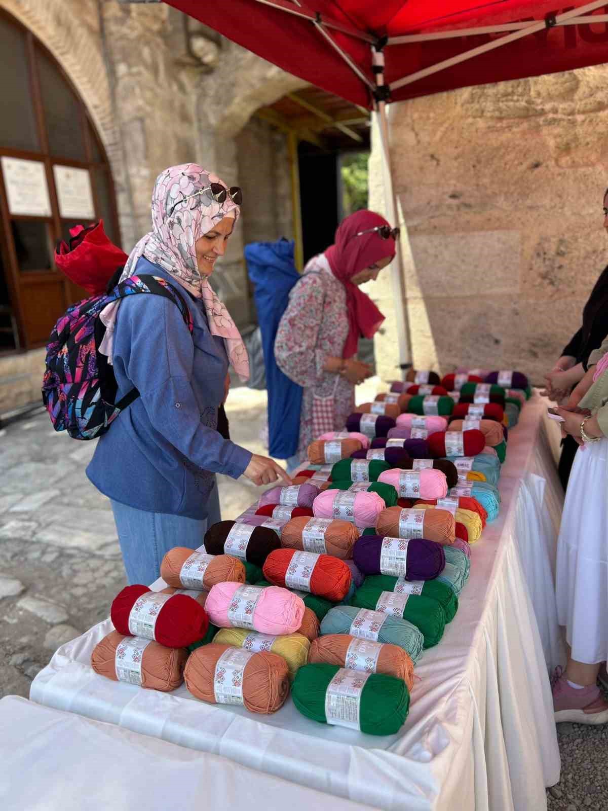 Tarihi Yedikule Hisarı’nda 600 örgü tutkunu bir araya geldi 6 tarihi yedikule hisarinda 600 orgu tutkunu bir araya geldi 2 fpOMOLya